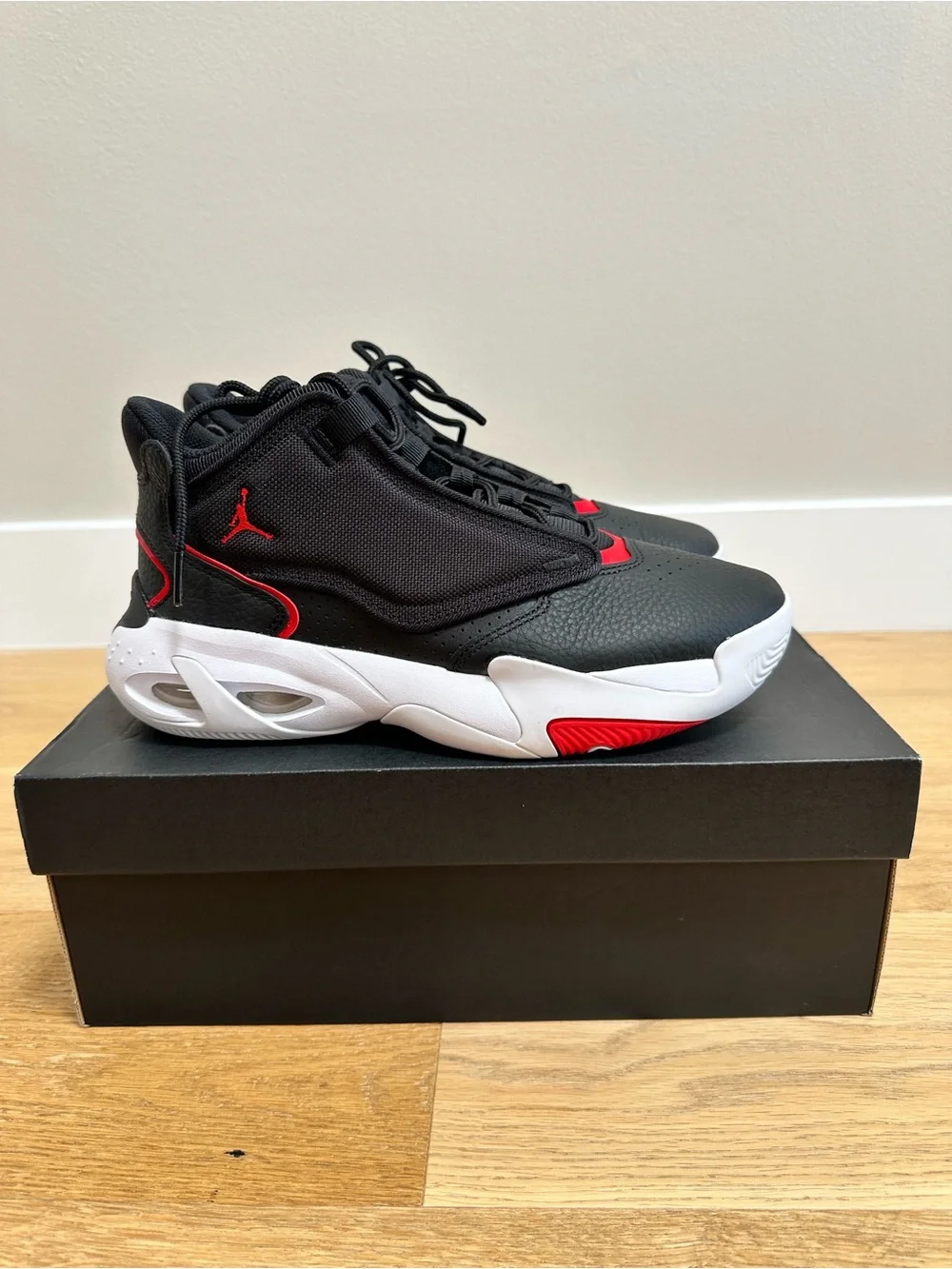 Jordan Max Aura 4 Men’s Size 8 Black University Red White Sneakers NIB